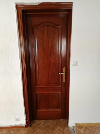 Puerta Sapelli Madera Maciza de 70 cm por 200 cm.
