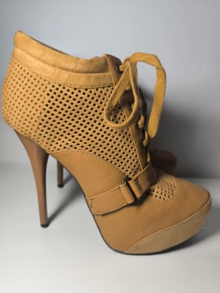 Tacones Beige con Cordones y Malla