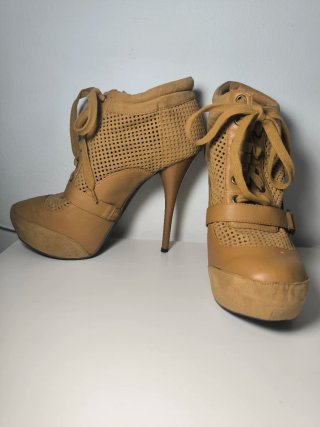 Tacones Beige con Cordones y Malla