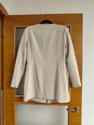 Chaqueta Only Beige Botones Dorados talla M.