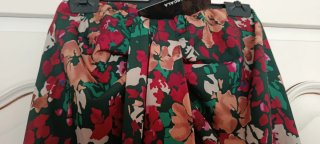 Falda floral verde y multicolor