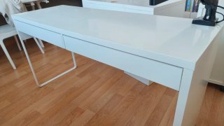 Escritorio blanco con cajones