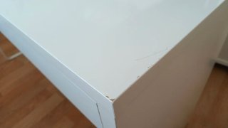 Escritorio blanco con cajones