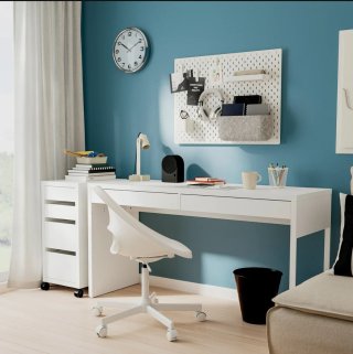 Escritorio blanco con cajones