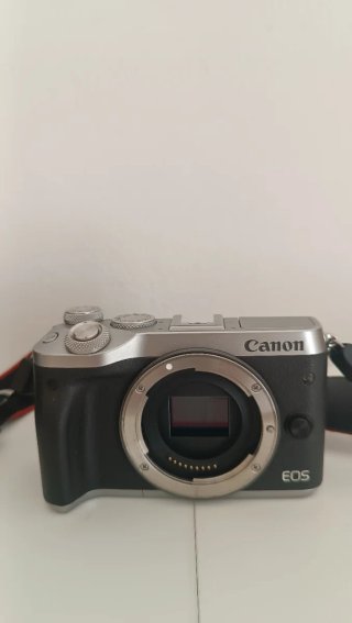 Canon EOS M6 Mirrorless con obiettivo EF-M 11-22mm