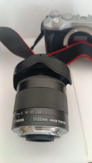 Canon EOS M6 Mirrorless con obiettivo EF-M 11-22mm