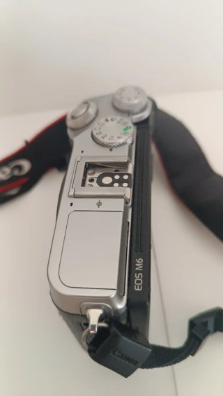 Canon EOS M6 Mirrorless con obiettivo EF-M 11-22mm
