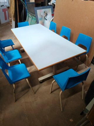 MESA Y 8 SILLAS INFANTILES
