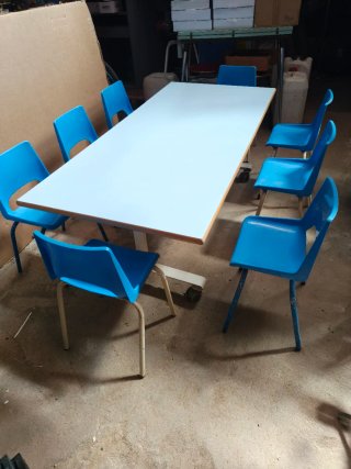 MESA Y 8 SILLAS INFANTILES