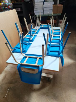MESA Y 8 SILLAS INFANTILES