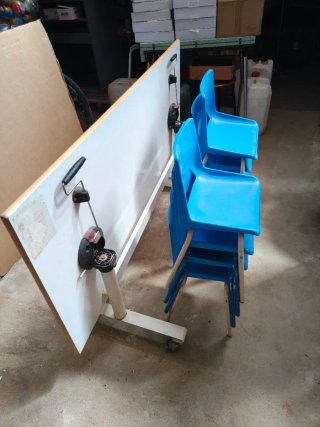 MESA Y 8 SILLAS INFANTILES