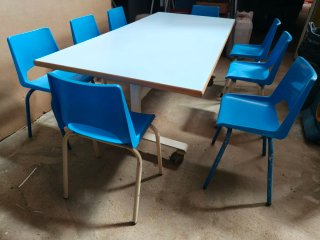 MESA Y 8 SILLAS INFANTILES