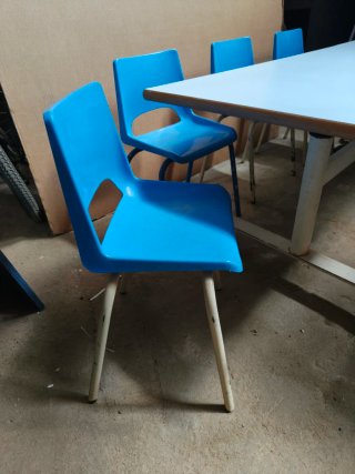 MESA Y 8 SILLAS INFANTILES