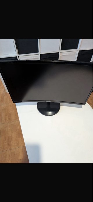 Monitor Samsung de 24 pulgadas con pantalla curva.