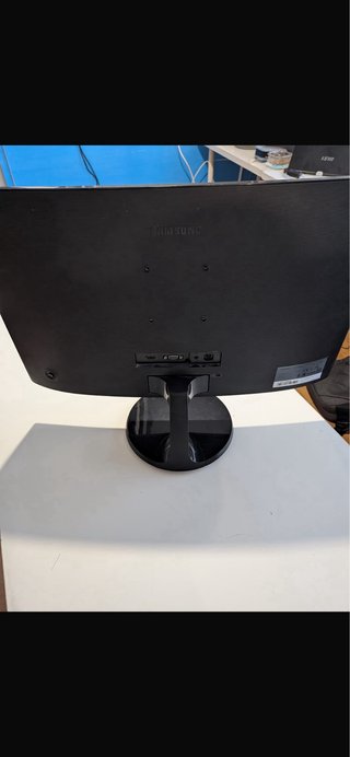 Monitor Samsung de 24 pulgadas con pantalla curva.