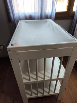 Cuna y cambiador bebé blanco. IKEA.