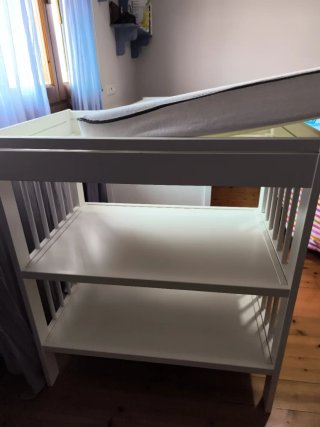 Cuna y cambiador bebé blanco. IKEA.