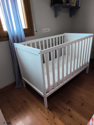 Cuna y cambiador bebé blanco. IKEA.