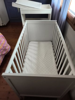 Cuna y cambiador bebé blanco. IKEA.