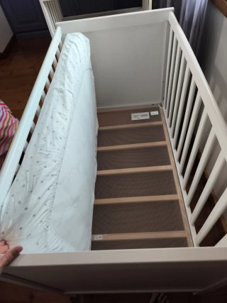 Cuna y cambiador bebé blanco. IKEA.