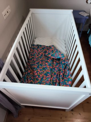 Cuna y cambiador bebé blanco. IKEA.