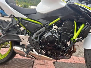Kawasaki Z650 Naked Blanca y Verde 2021  8782km