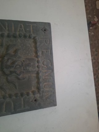 Placa antigua de metal Regnum