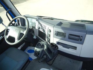 Volvo FL 240-CAMIONES GANCHO PORTACONTENEDOR
