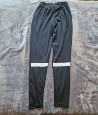 Pantalón Nike Negro con Logo Rojo