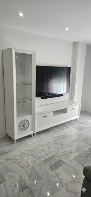 Mueble de salón blanco y plateado