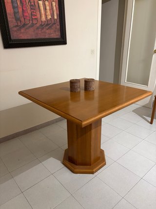 Mesa de comedor cuadrada de madera
