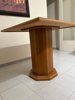 Mesa de comedor cuadrada de madera