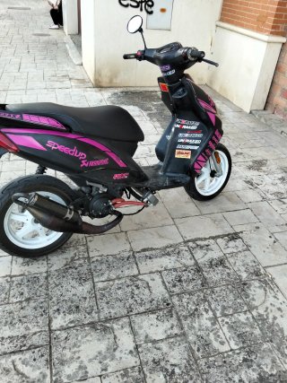 Yamaha Jog RR Scooter Negra y Rosa