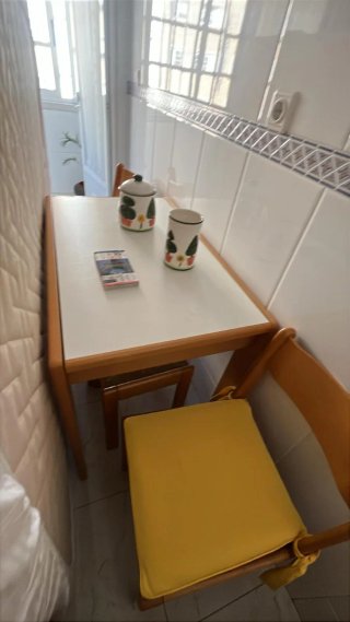 Mesa de cocina y 2 sillas