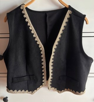 Chaleco T.L negro con borde dorado Shein