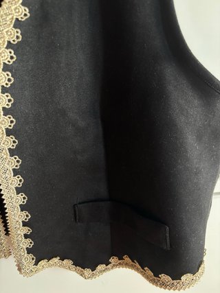 Chaleco T.L negro con borde dorado Shein