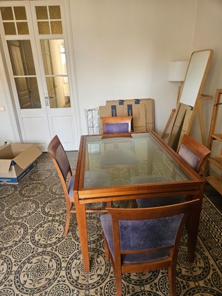 Mesa extensible y sillas de comedor