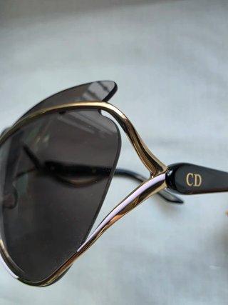Gafas de sol negras y doradas