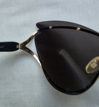 Gafas de sol negras y doradas