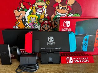 Nintendo Switch Rojo y Azul, Como nueva + accesori