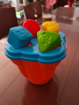 Juego de cubos y formas