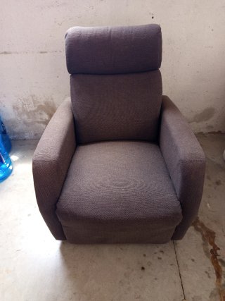 Sillón de tela marrón y gris