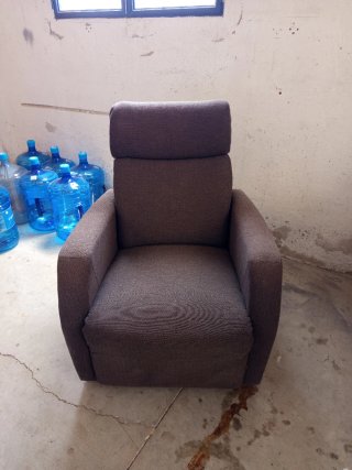 Sillón de tela marrón y gris