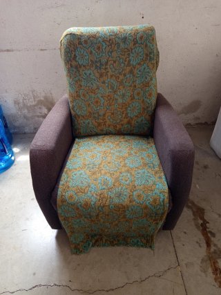Sillón de tela marrón y gris