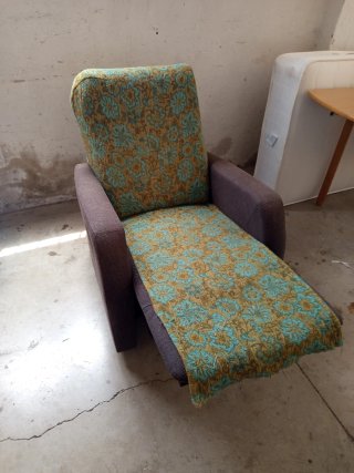 Sillón de tela marrón y gris