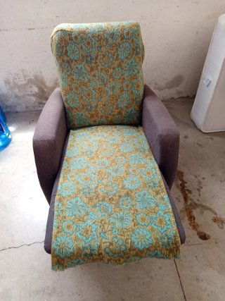 Sillón de tela marrón y gris