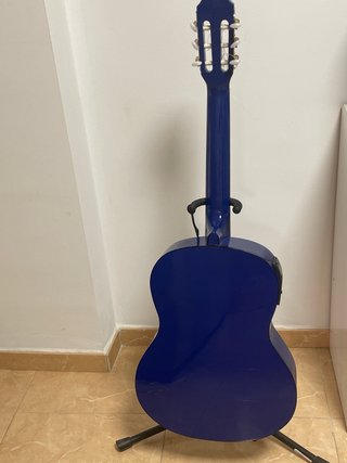 Guitarra flamenca azul amplificada
