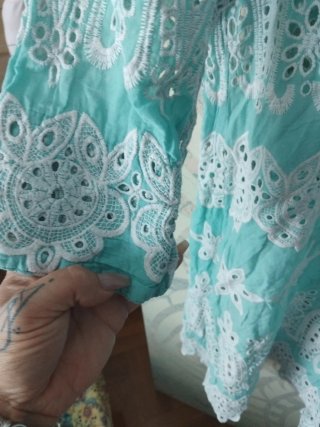 Vestido de verano con bordado blanco