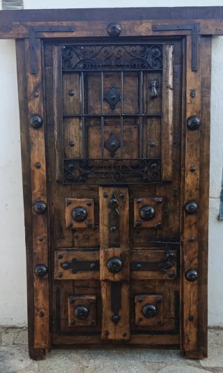 Puerta rústica madera maciza forja