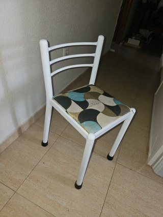 Taburetes blancos y multicolor
